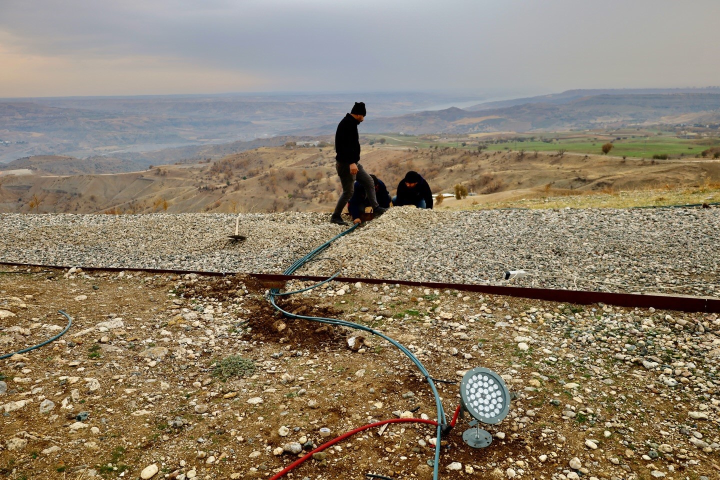 Karakuş Tümülüsü’nde aydınlatma çalışmaları incelendi