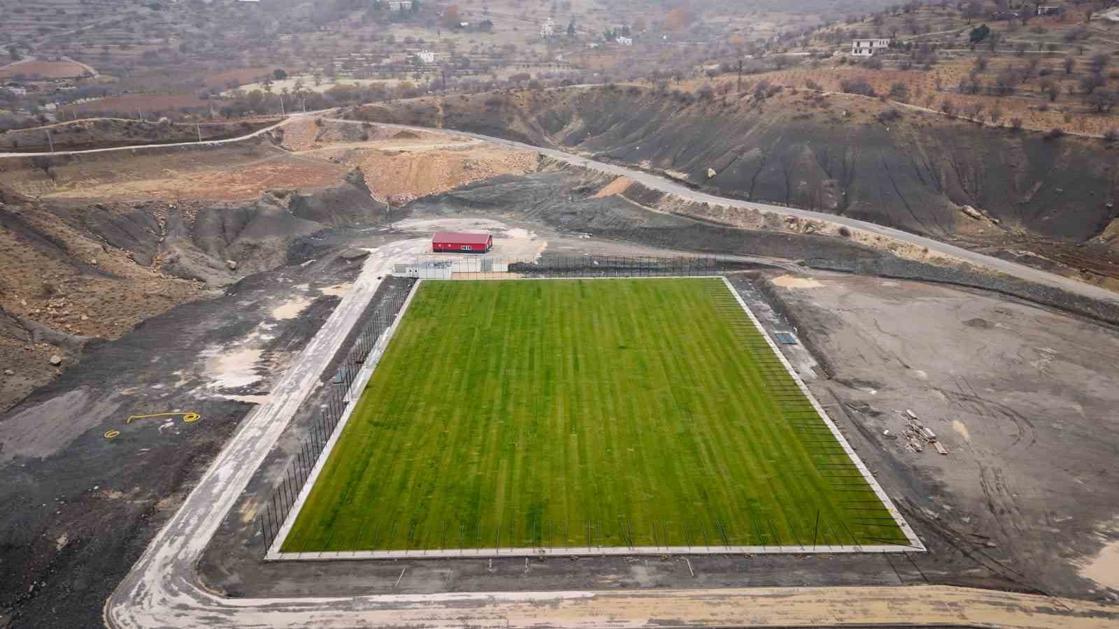 Mardin’de UEFA standartlarında çim yüzeyli futbol sahasında sona gelindi