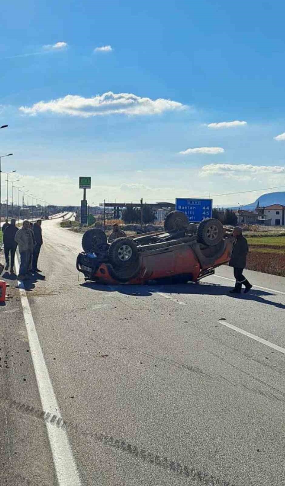 Aksı kırılan pikap takla attı