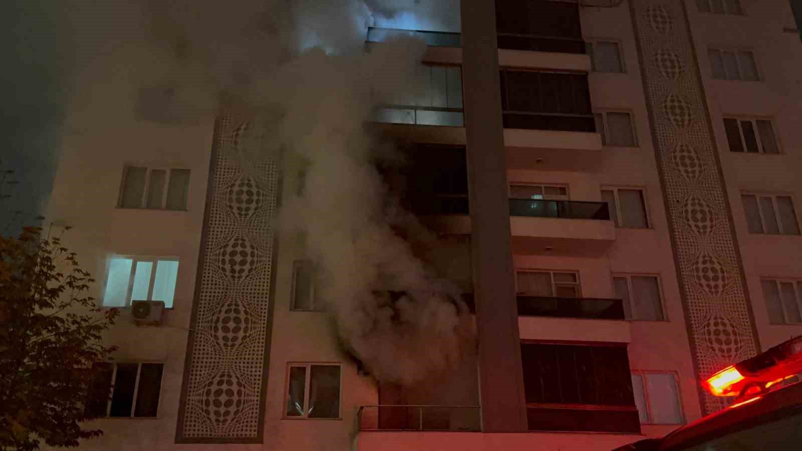 Ailesiyle tartıştı, evini ateşe verdi: 3 kişi dumandan etkiledi