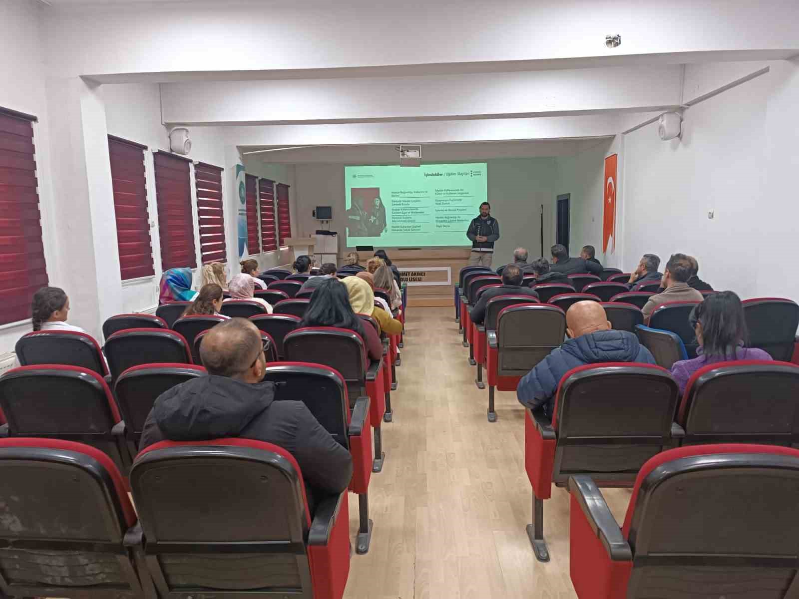 Malatya’da polisten uyuşturucuya karşı bilgilendirme çalışmaları