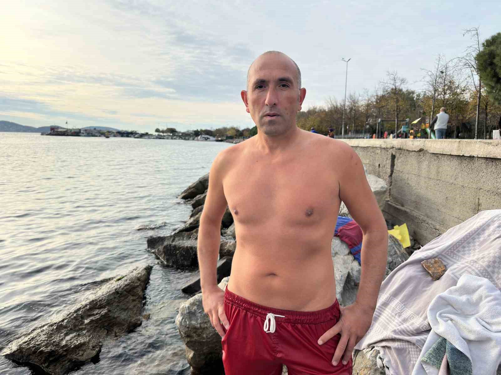 Kartal’da üşüten manzara: İki arkadaş soğukta denize girdi