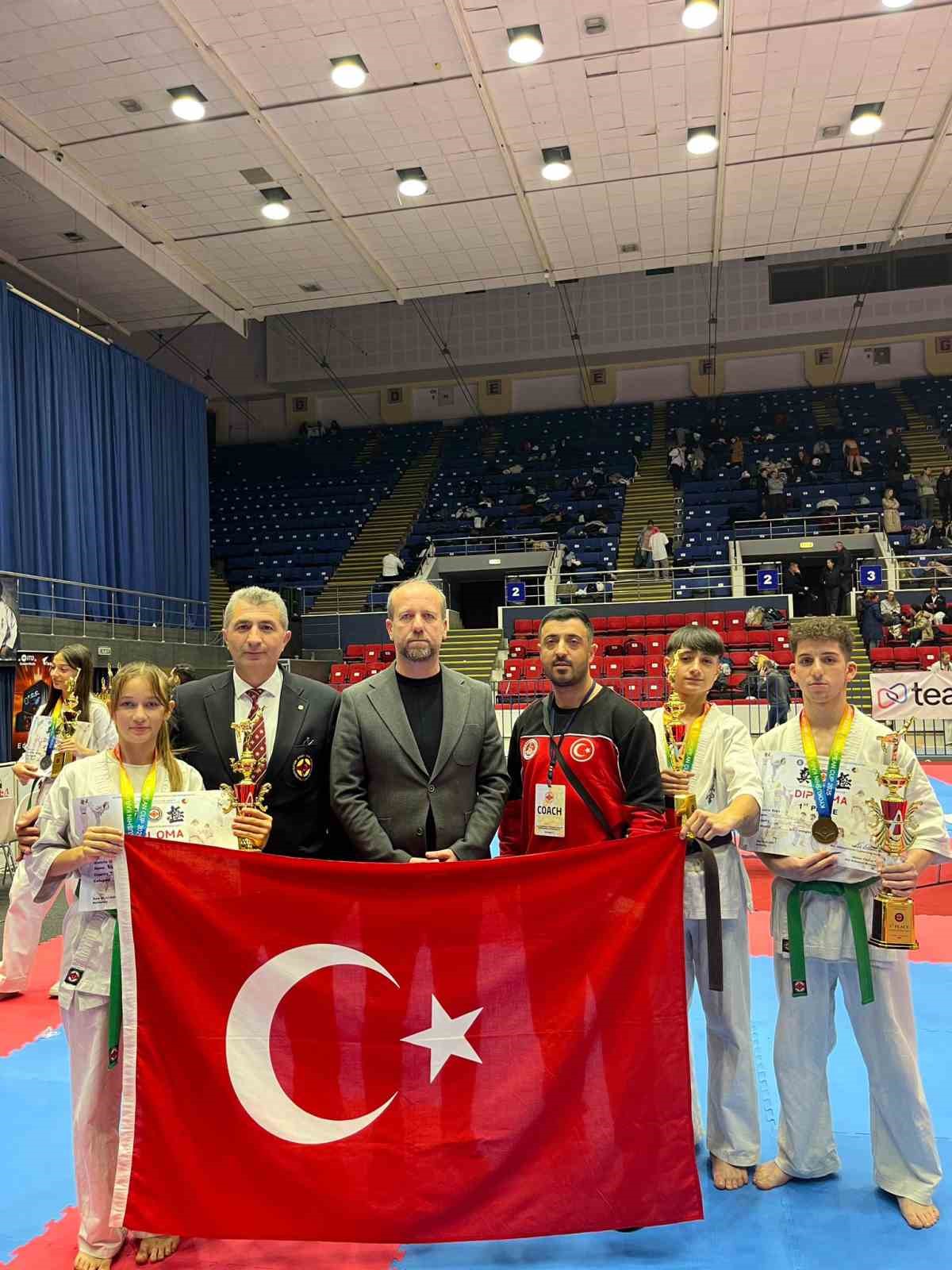 Avrupa&rsquo;da Yıldırım r&uuml;zgarı
