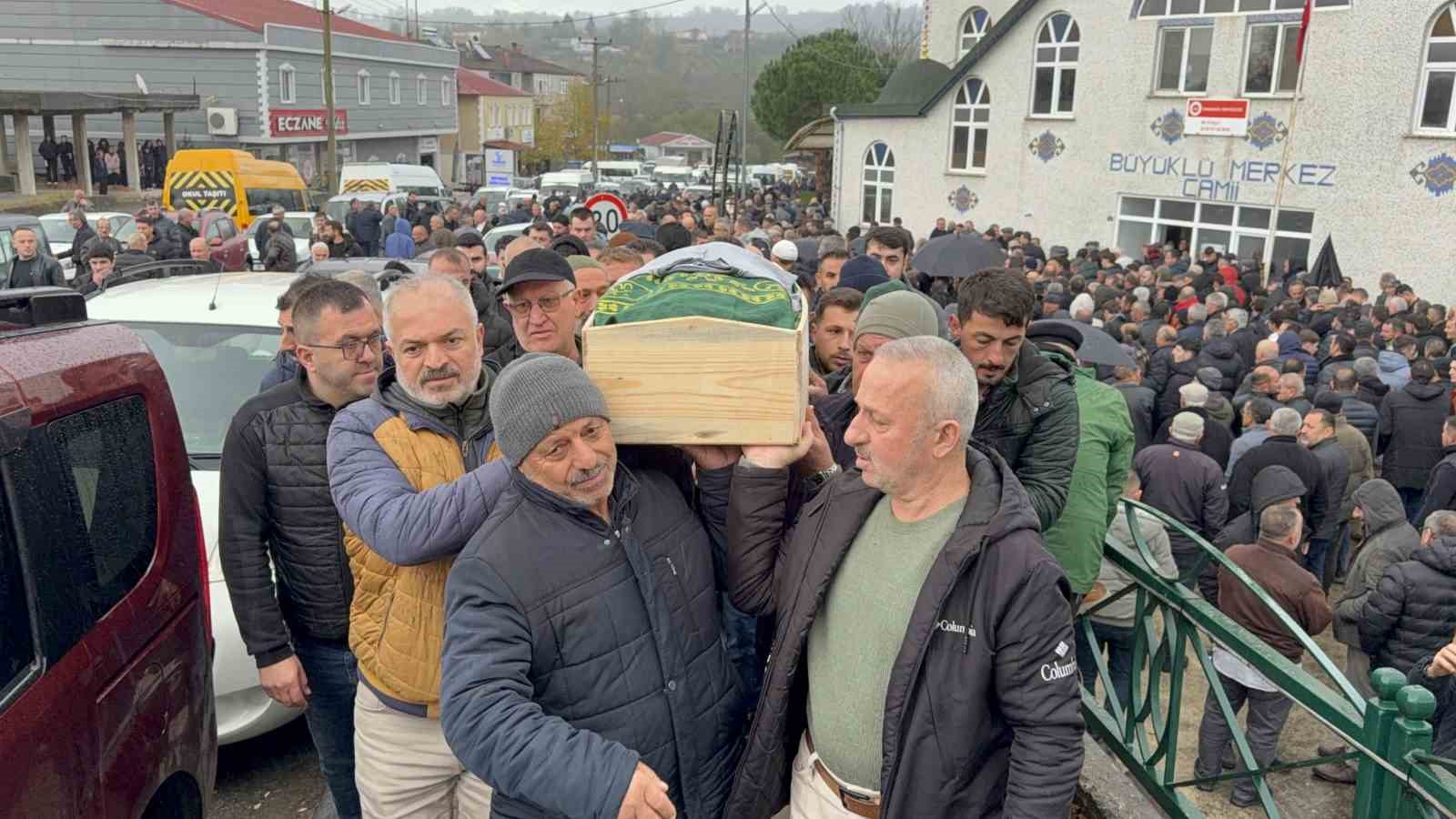 Kolunu silaj makinesine kaptırarak ölen çocuk toprağa verildi