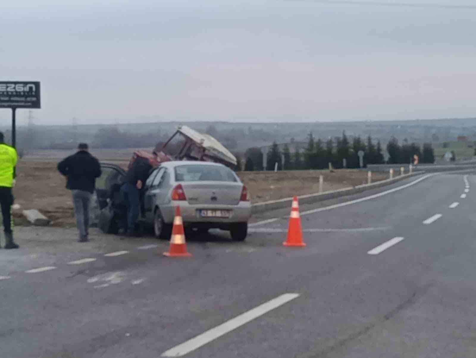 Kütahya’da otomobil ile traktör çarpıştı: 2 yaralı