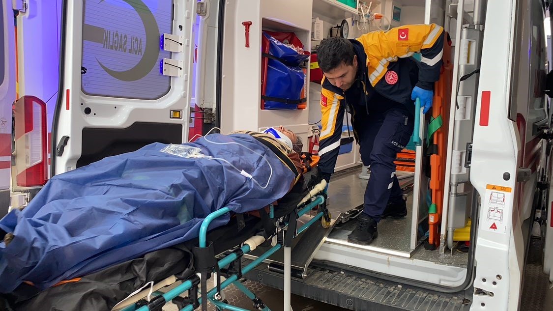 Şarampole devrilen otomobilde 3 kişi yaralandı