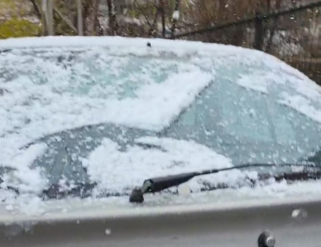 Tufanbeyli’de kısa süreli yağan kar sevindirdi