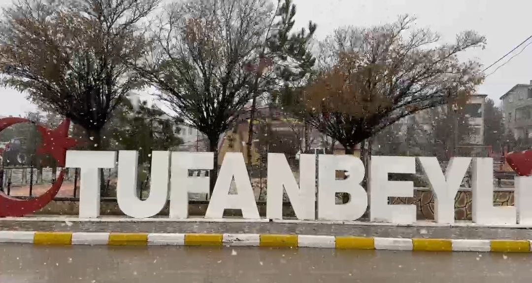 Tufanbeyli’de kısa süreli yağan kar sevindirdi