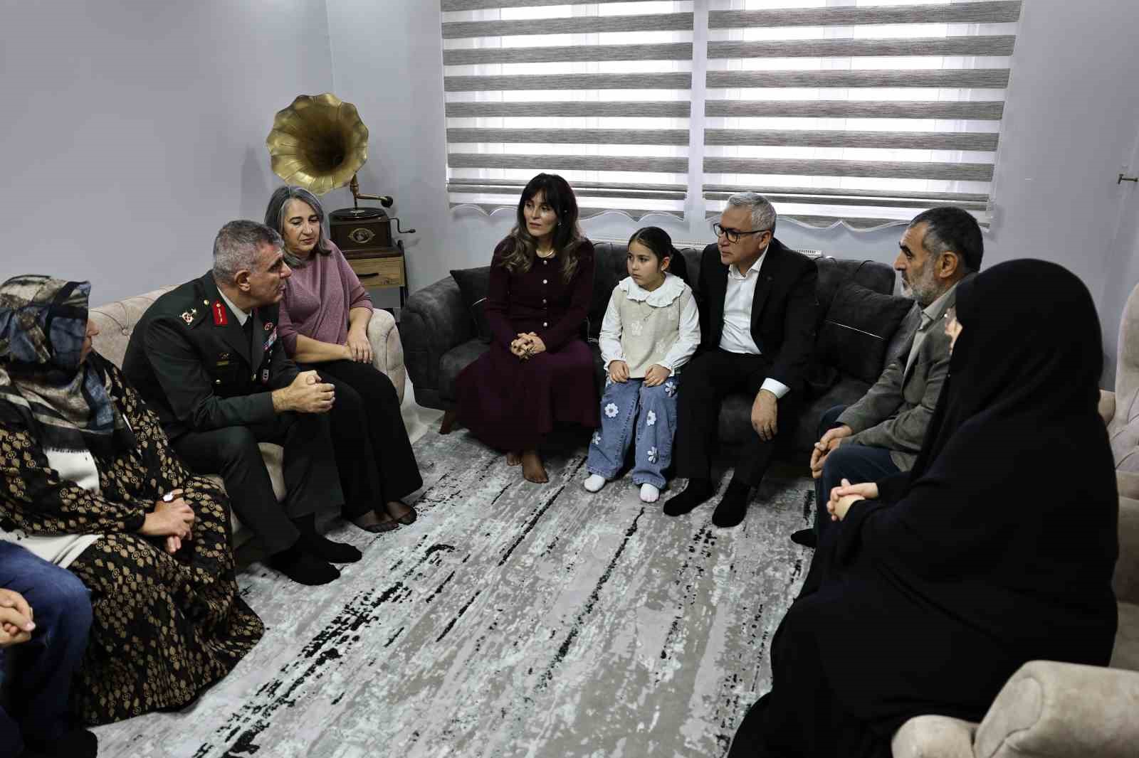 Vali Şimşek babası asker olan minik Gökçe’yi daveti üzerine evinde ziyaret etti