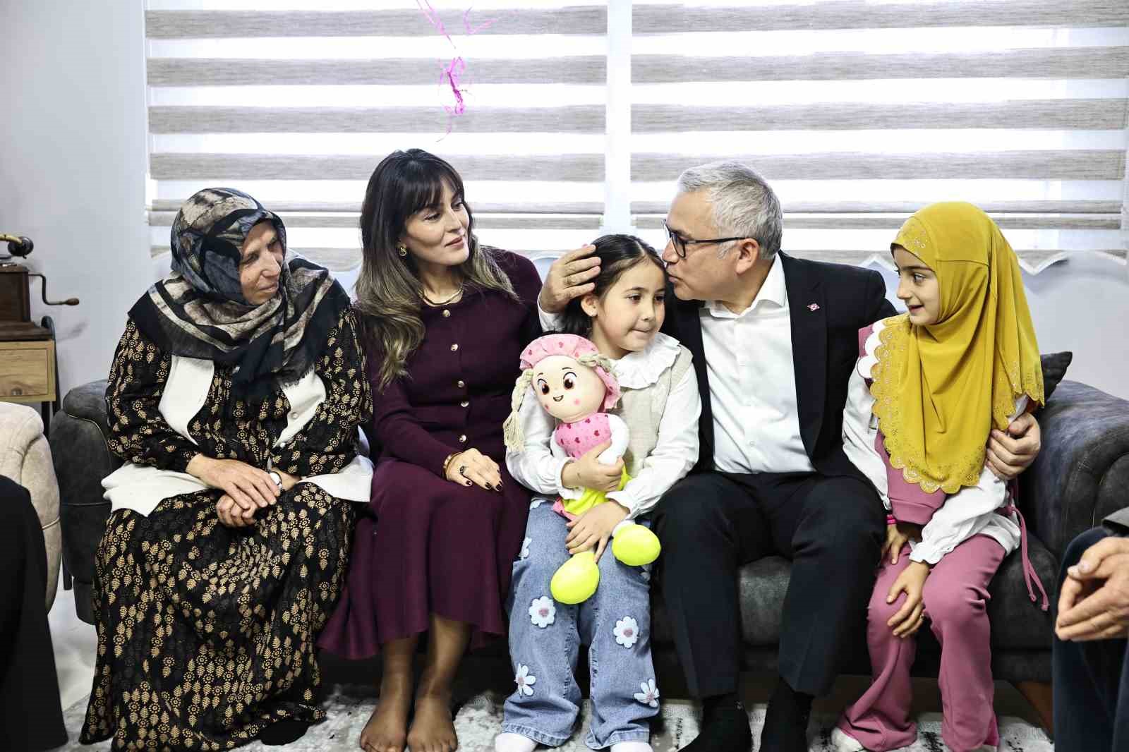 Vali Şimşek babası asker olan minik Gökçe’yi daveti üzerine evinde ziyaret etti