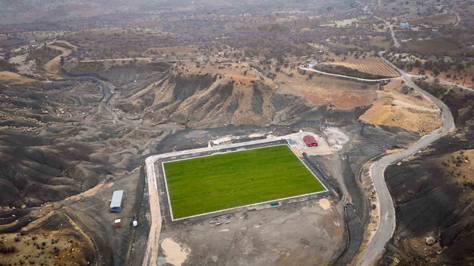 Mardin’de UEFA standartlarında çim yüzeyli futbol sahasında sona gelindi