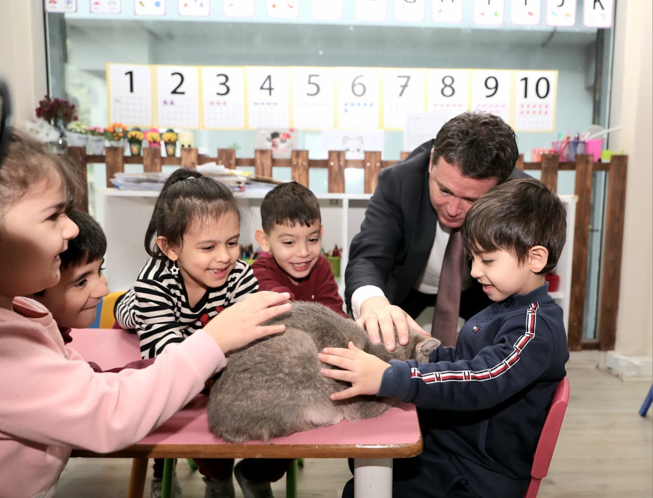 Başkan Erkan Aydın mesleğini &ccedil;ocuklara tanıttı
