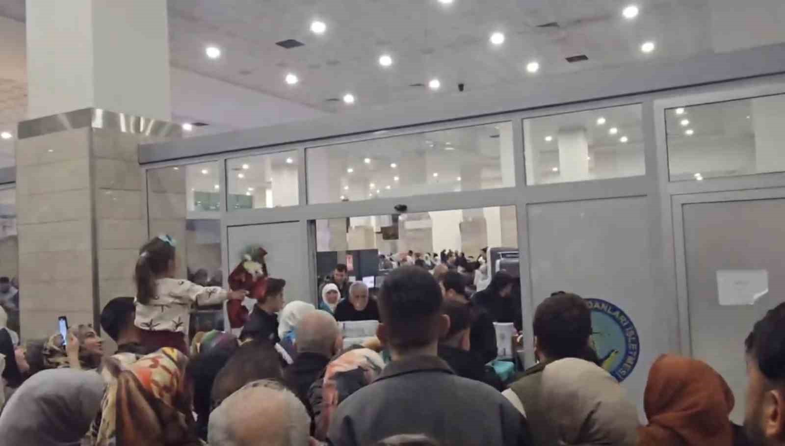 Diyarbakır’da umreye giden vatandaşlar yurda döndü