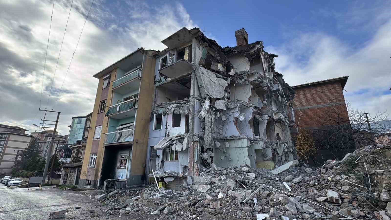 Karabük’te doğal gaz patlaması sonrası hasar gören bina 3 yıl sonra yıkılıyor