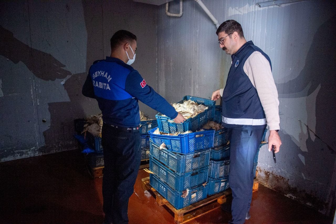 Adana’da depoda kokmuş 25 kasa tavuk ele geçirildi