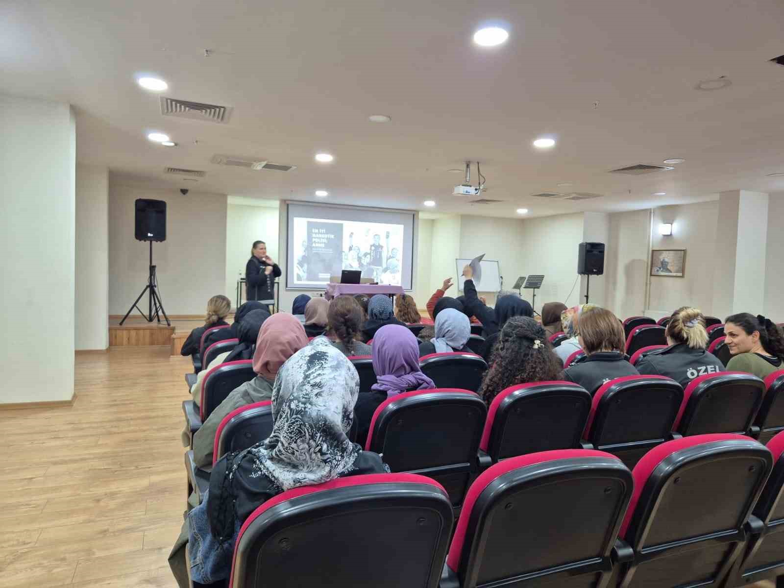 Kadınlara en iyi narkotik polisi anne eğitimi verildi