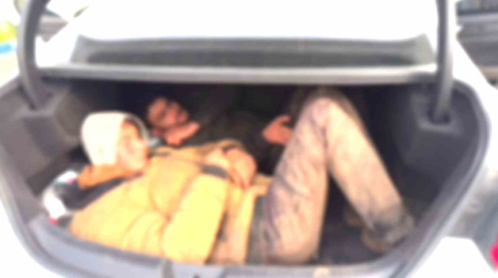 Bagajına 2 kişiyi sığdırdığı otomobilde 8 göçmeni kaçırırken yakalandı