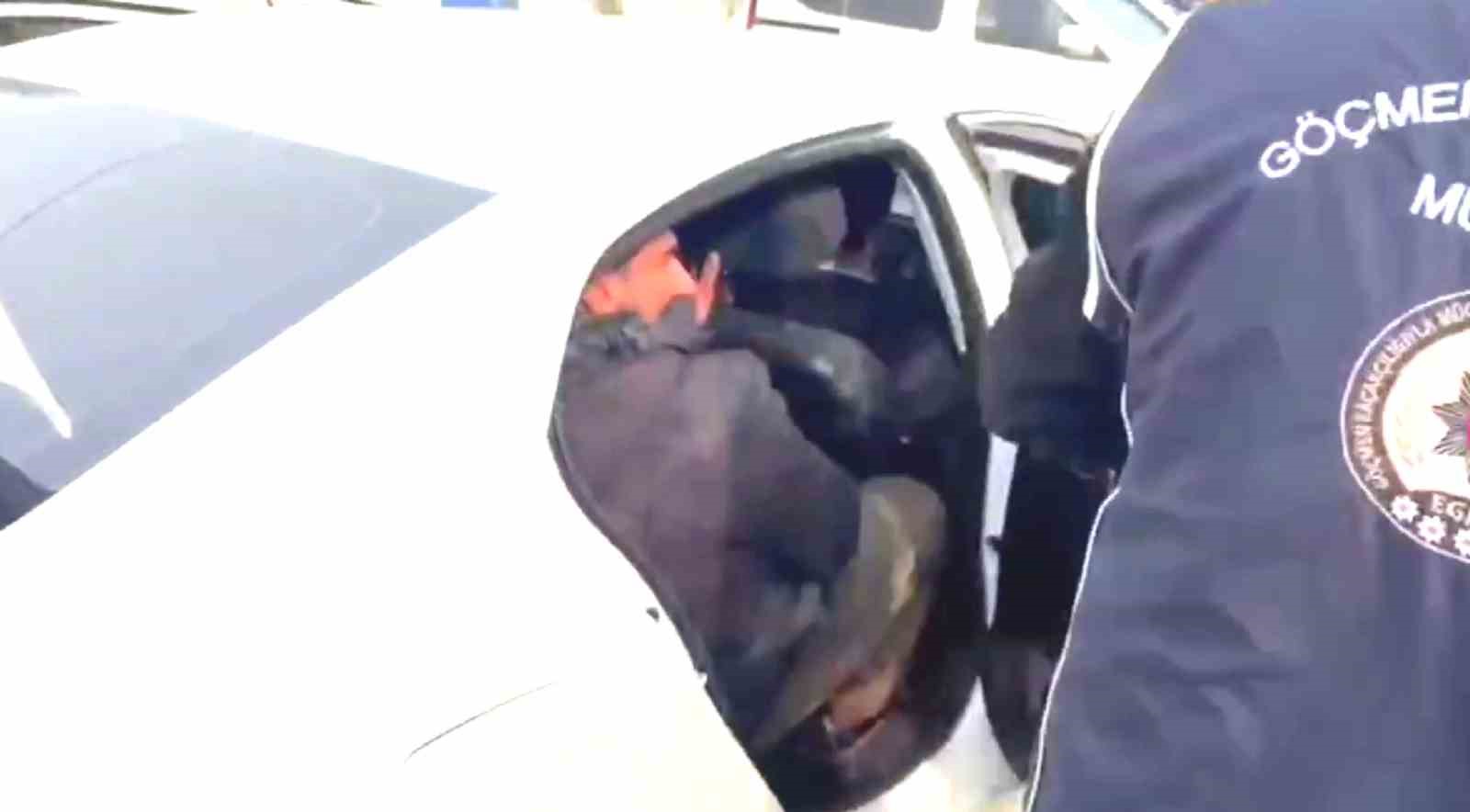 Bagajına 2 kişiyi sığdırdığı otomobilde 8 göçmeni kaçırırken yakalandı