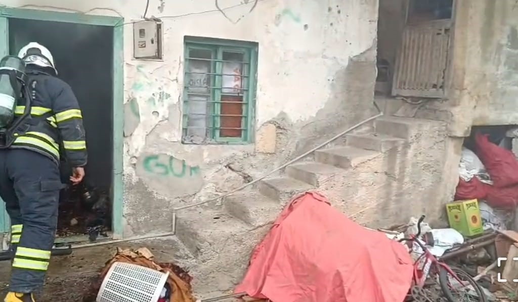 Ev yangını çevreye sıçramadan söndürüldü