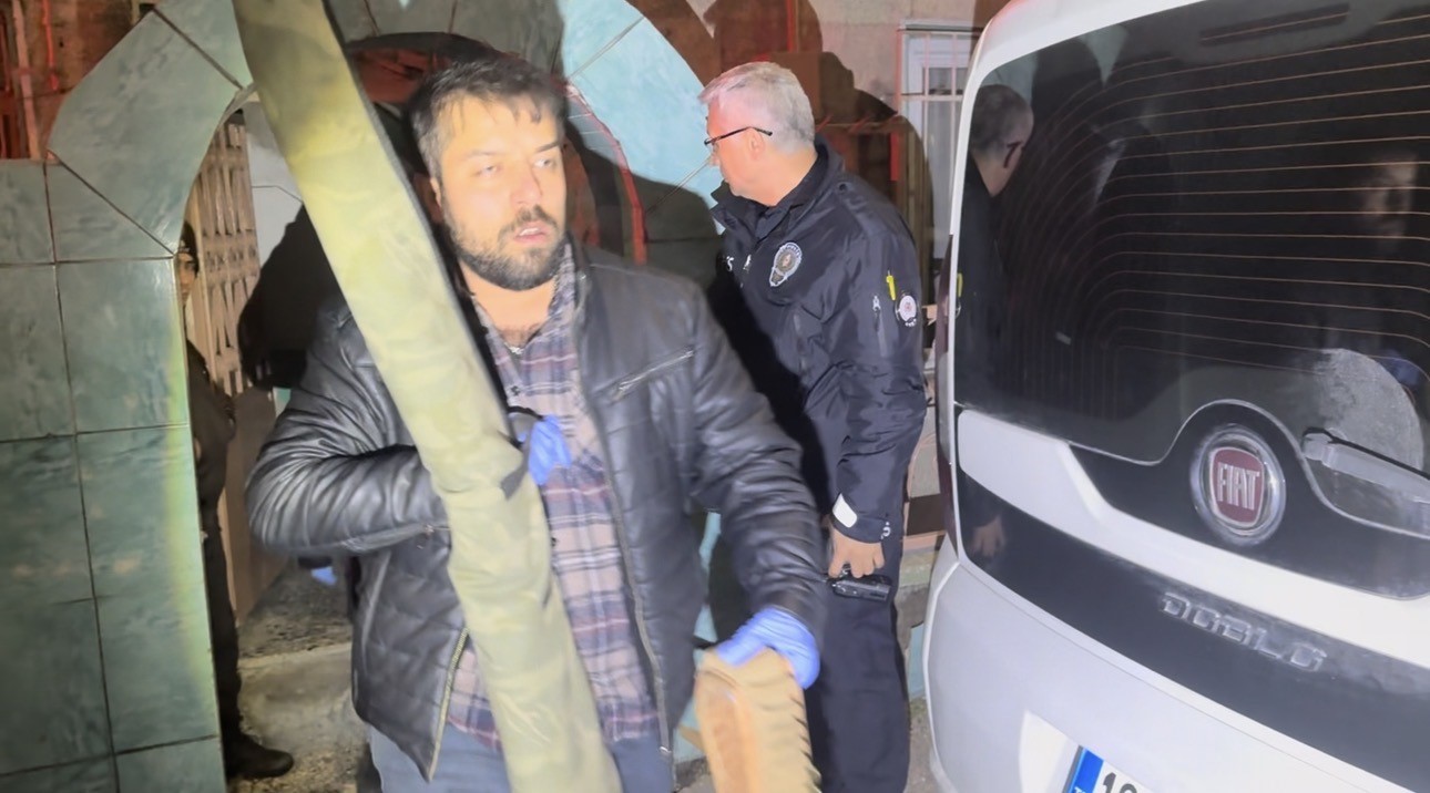 Eve yapılan baskında cephanelik çıktı, arama sırasında polise saldırdılar