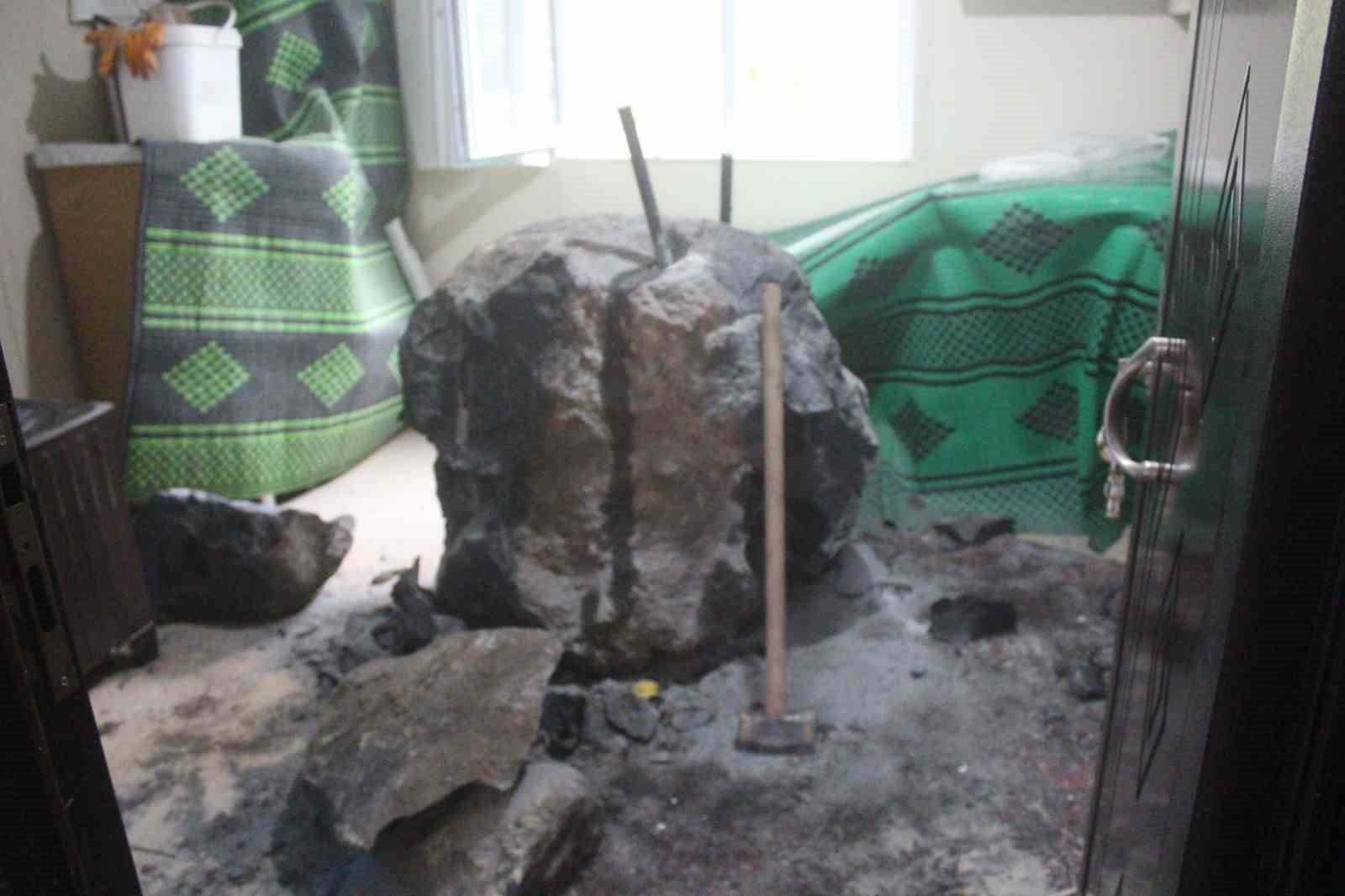 Giresun’da riskli bölgedeki kayalar kaldırılırken kopan kaya parçası evin içerisine girdi