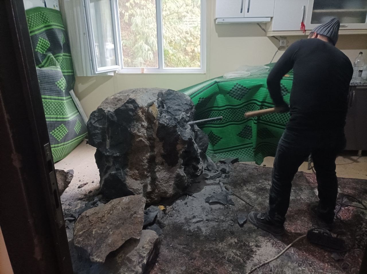 Giresun’da riskli bölgedeki kayalar kaldırılırken kopan kaya parçası evin içerisine girdi