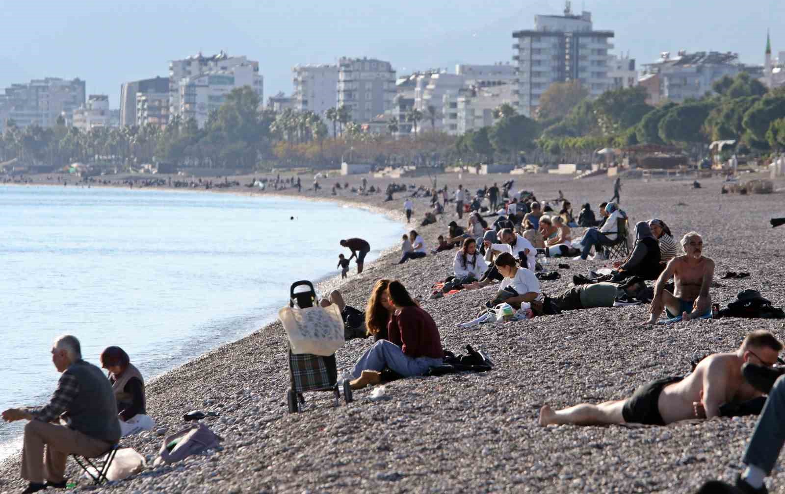 Antalya’nın gecesi kış, gündüzü yaz: "Akşam soba yaktık, gündüz güneşleniyoruz"