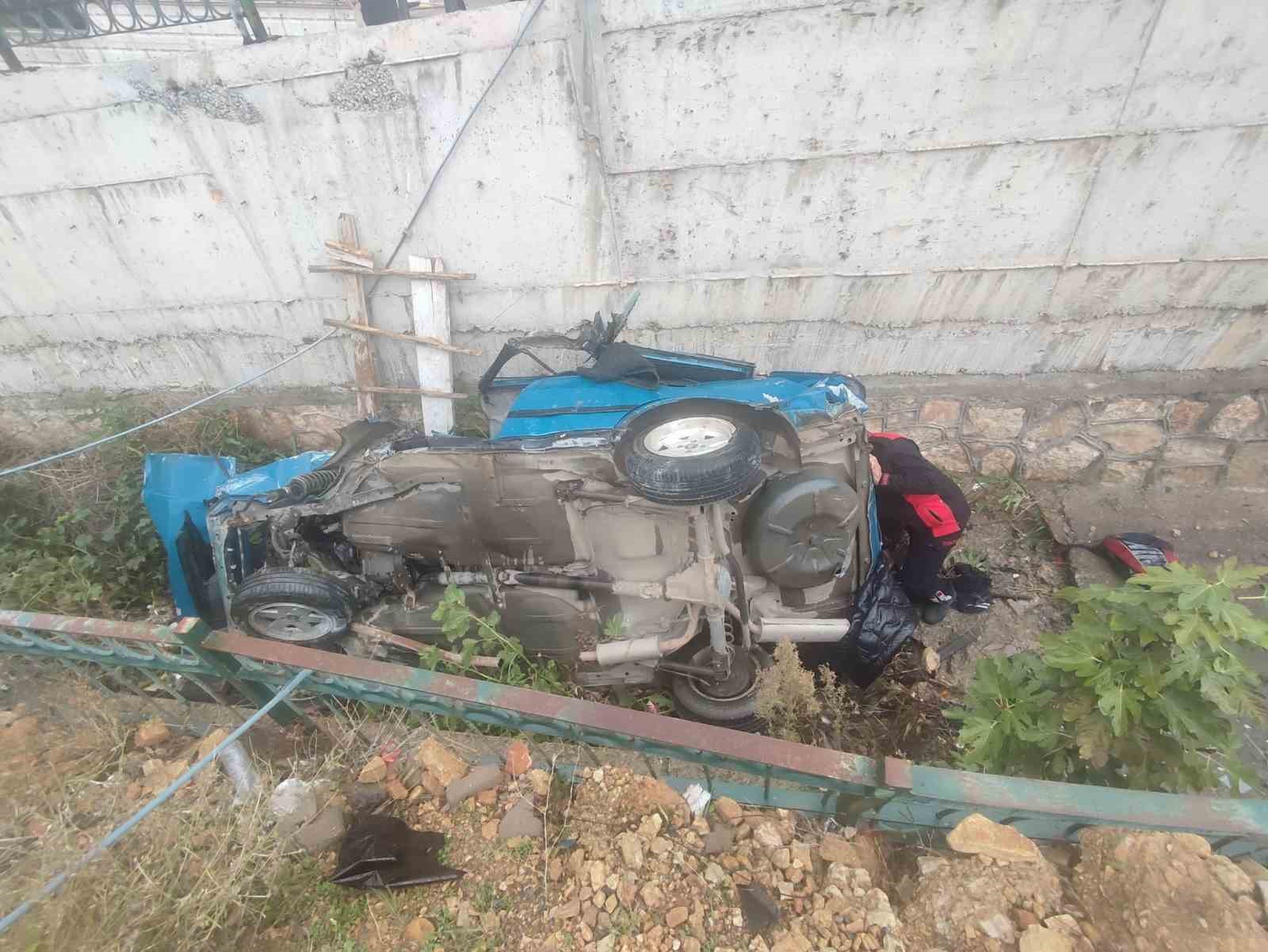 Otomobil drenaj kanalına uçtu: 3 yaralı