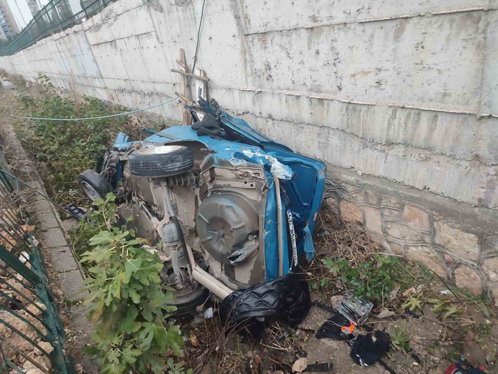 Otomobil drenaj kanalına uçtu: 3 yaralı