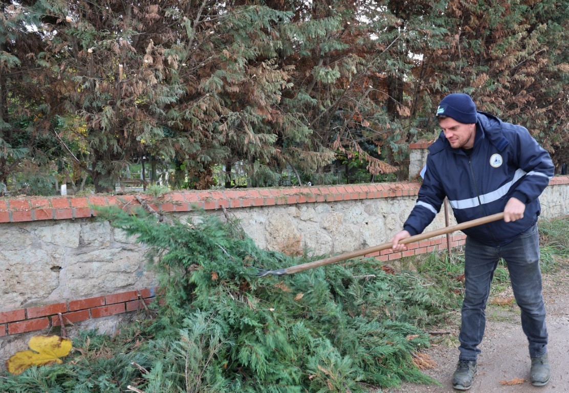 Kartepe&rsquo;deki mezarlıklarda bakım &ccedil;alışması yapıldı
