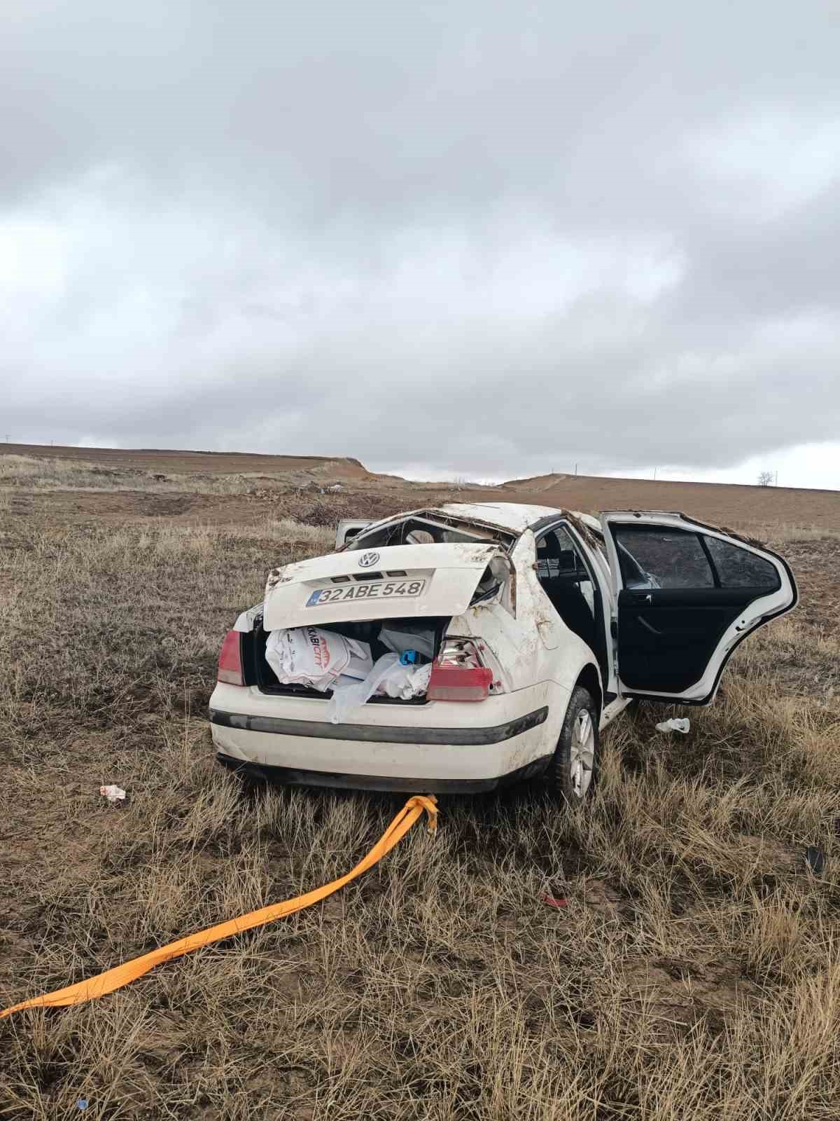 &Ccedil;orum&rsquo;da otomobil şarampole yuvarlandı: 2 yaralı
