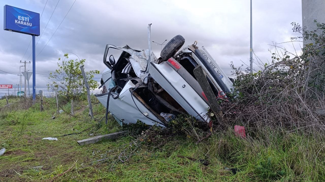 Ciple çarpışan otomobil hurdaya döndü: 1’i ağır 2 yaralı
