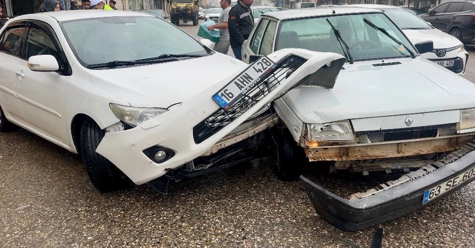 Ceylanpınar’da 2 otomobil çarpıştı