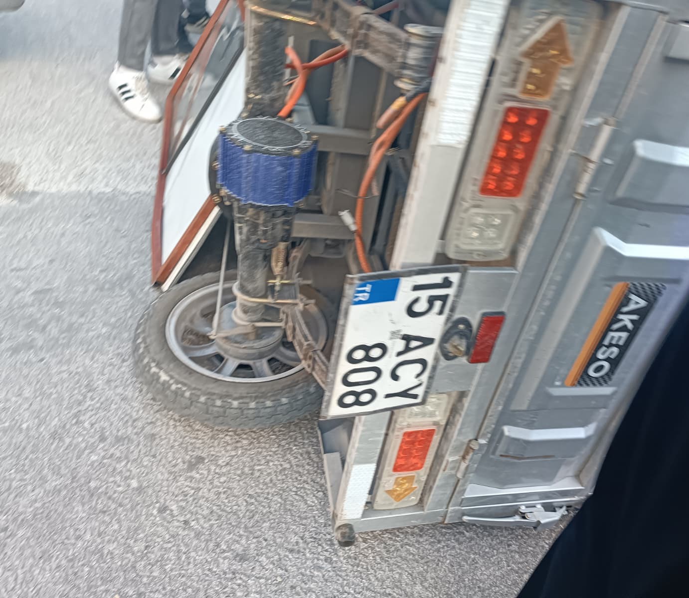 Burdur’da minibüsle üç tekerlekli motosiklet çarpıştı: 2 yaralı