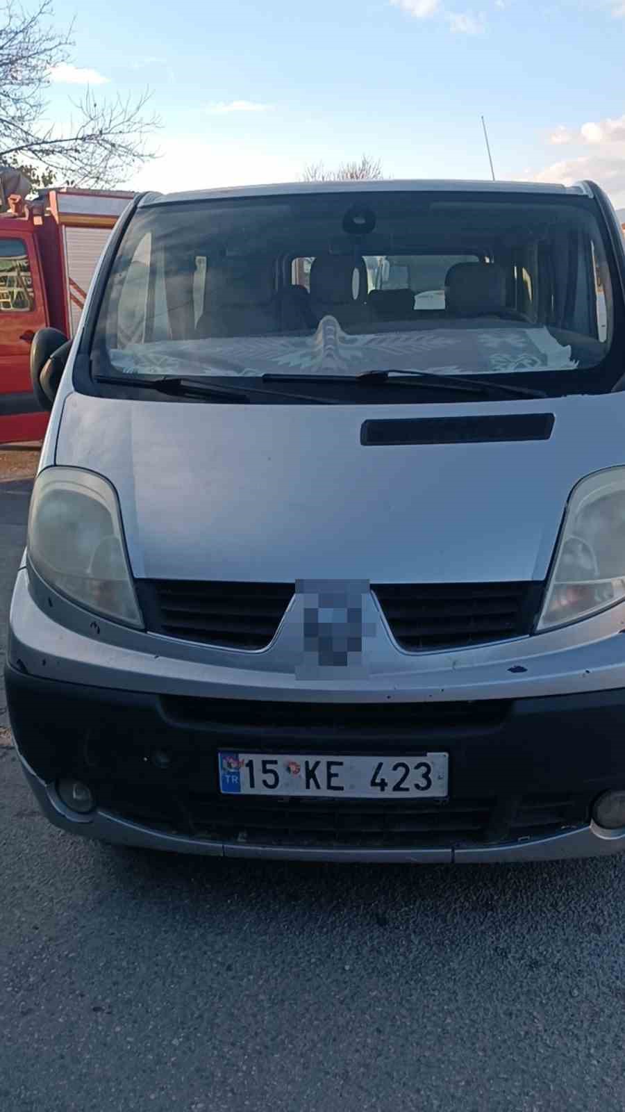 Burdur&rsquo;da minib&uuml;sle &uuml;&ccedil; tekerlekli motosiklet &ccedil;arpıştı: 2 yaralı
