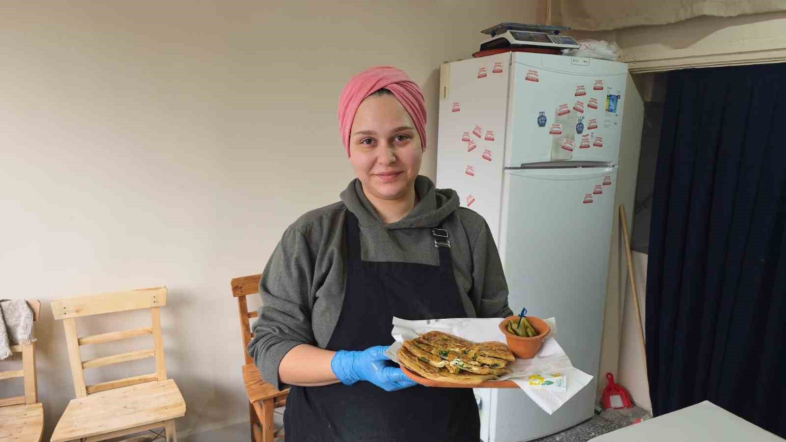 Geleneksel yöntemlerle yaptığı gözlemelerle geçmişin izlerini yaşatıyor