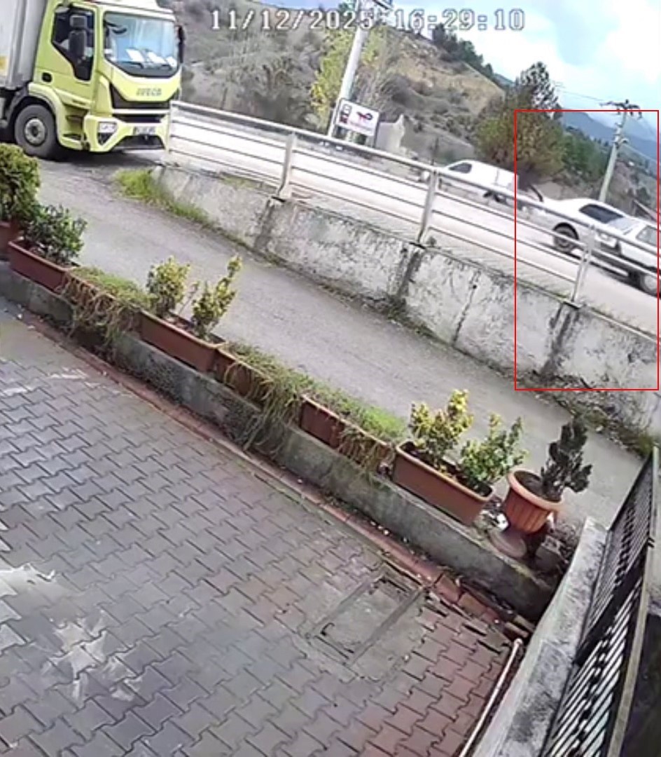 İki otomobilin &ccedil;arpıştığı kaza anı kamerada: 1 yaralı
