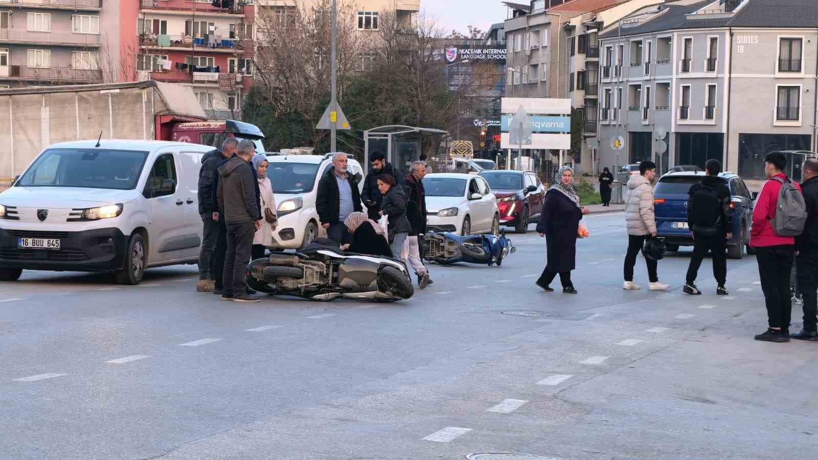 Yaralı motosiklet sürücüsü yaralı annesinin elini tutup moral verdi