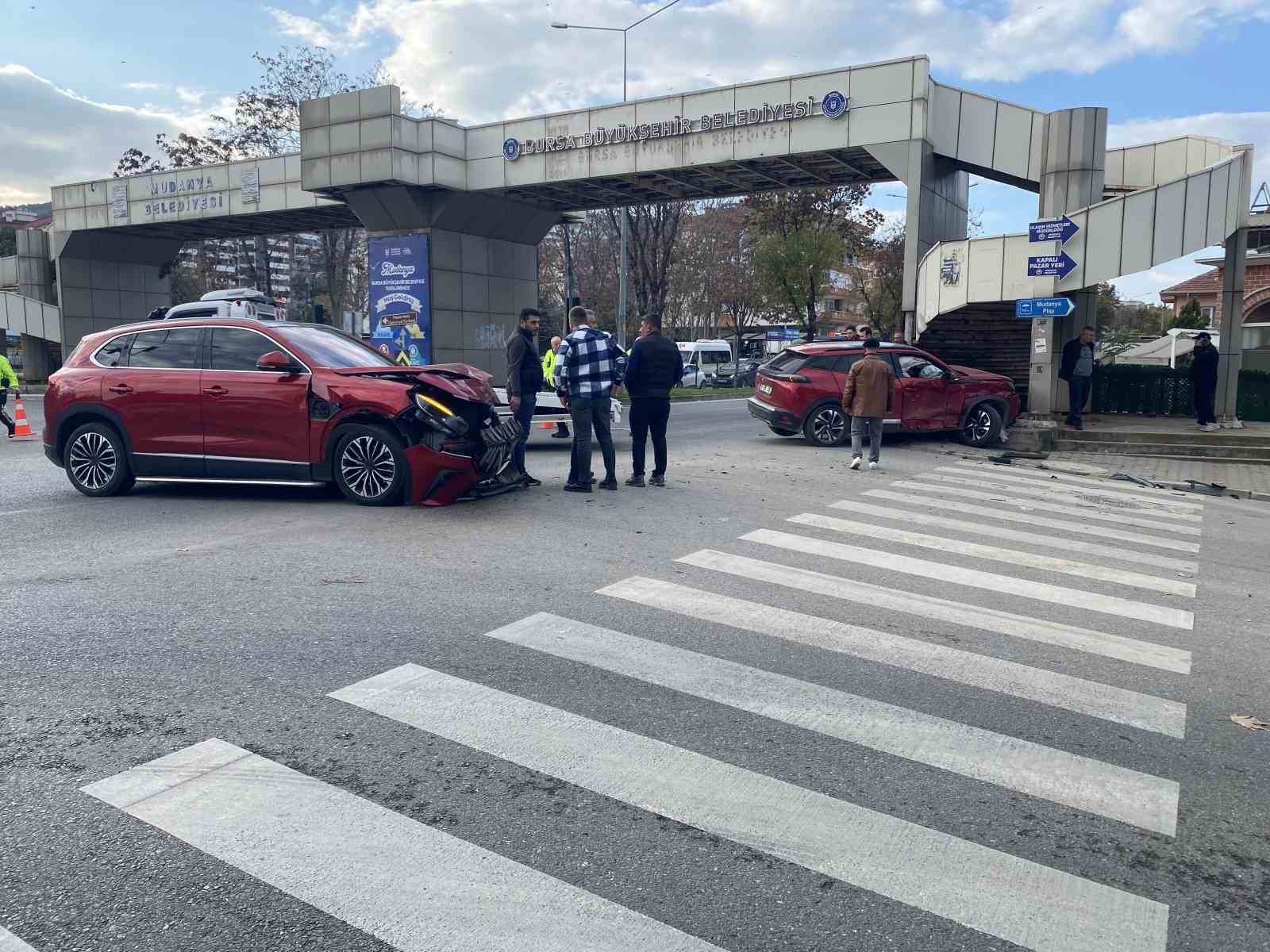 Bursa’da kavşakta feci kaza: 5 yaralı