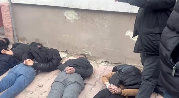 Aranan şahıs yakalanacağını anlayınca arkadaşlarıyla polise direndi
