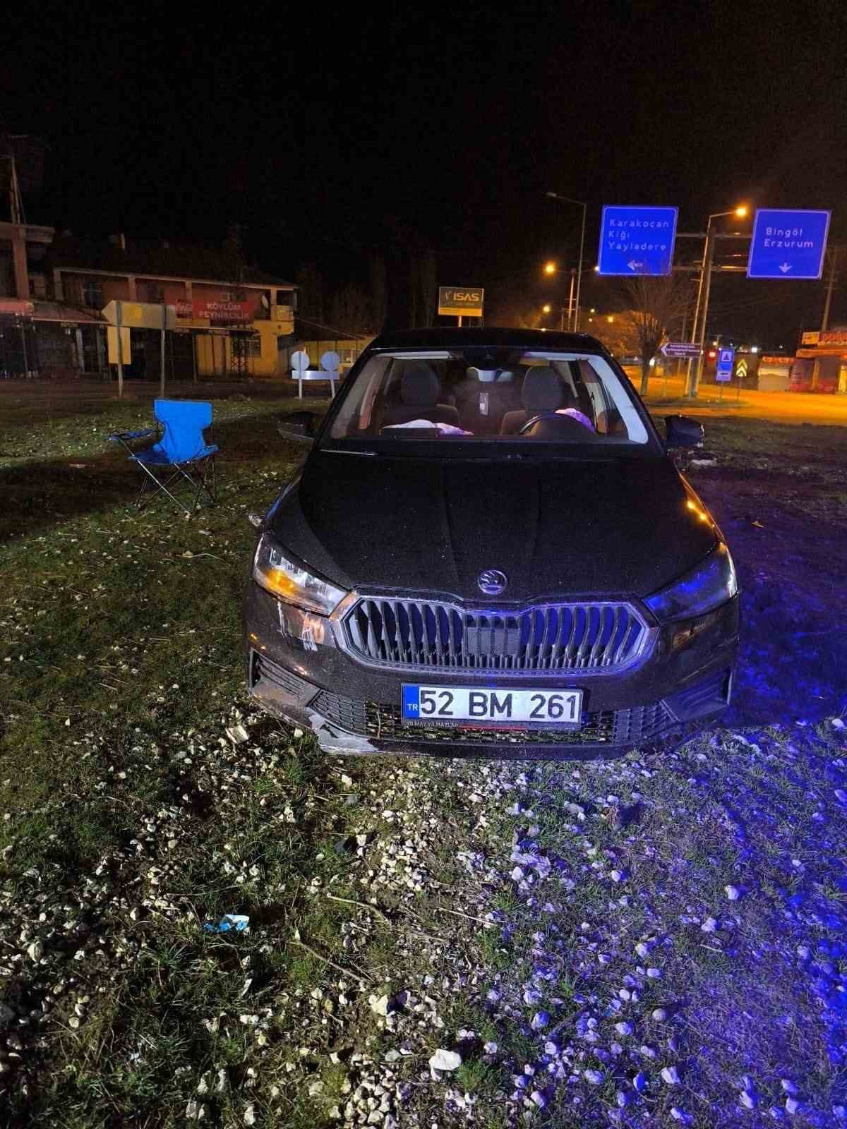 Elazığ’da kontrolü kaybedilen otomobil kavşaktaki refüje çıktı: 1 yaralı
