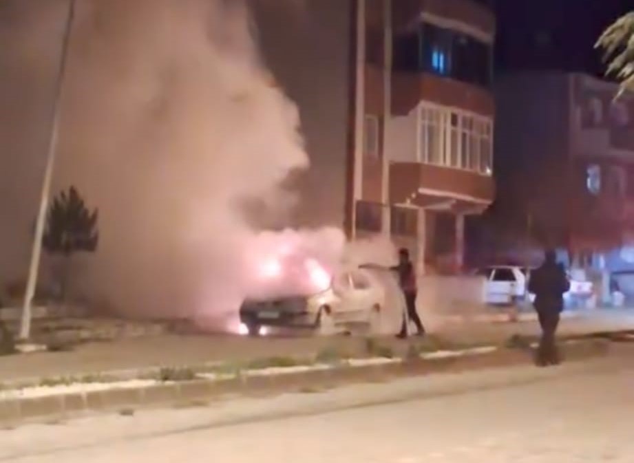 Amasya’da seyir halindeki otomobil alevlere teslim oldu
