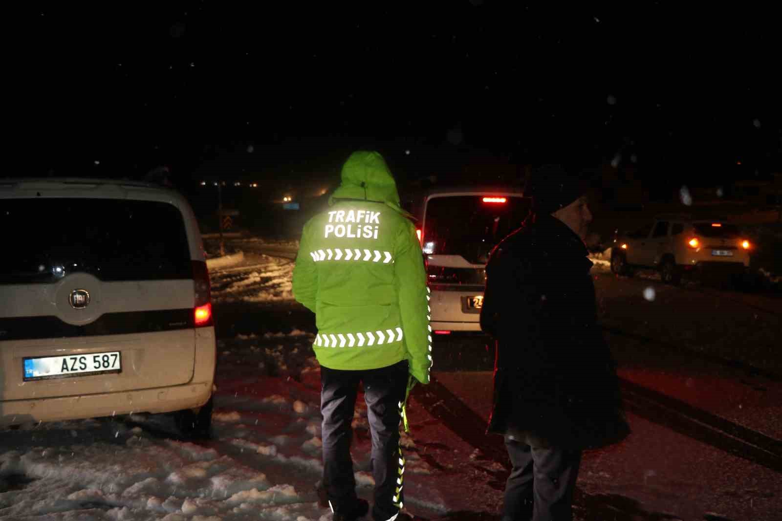 Kar ve tipi nedeniyle Sakaltutan, Kızıldağ ve Ahmediye Geçitlerinde yol ulaşıma kapandı