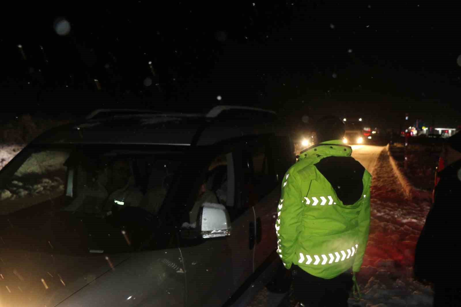 Kar ve tipi nedeniyle Sakaltutan, Kızıldağ ve Ahmediye Geçitlerinde yol ulaşıma kapandı