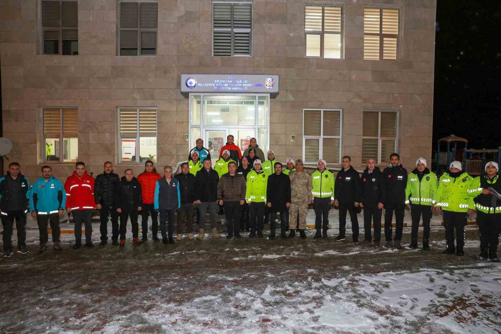 Erzincan Valisi karla mücadele çalışmalarını sahada takip etti