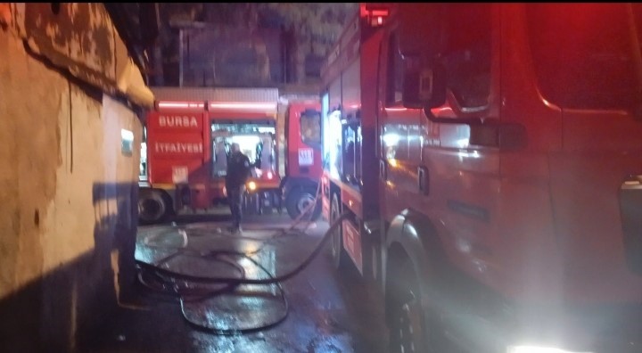 Osmangazi’de gece saatlerinde yangın paniği: 1 yaralı
