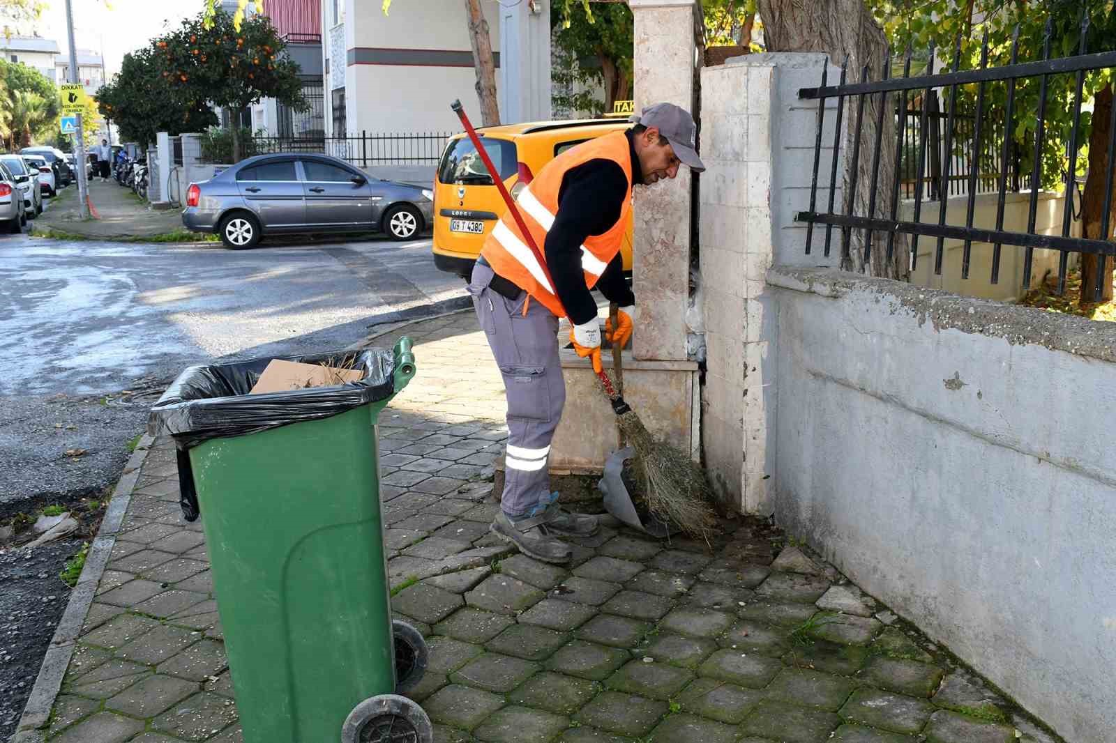 Kuşadası Belediyesi’nden detaylı temizlik çalışması
