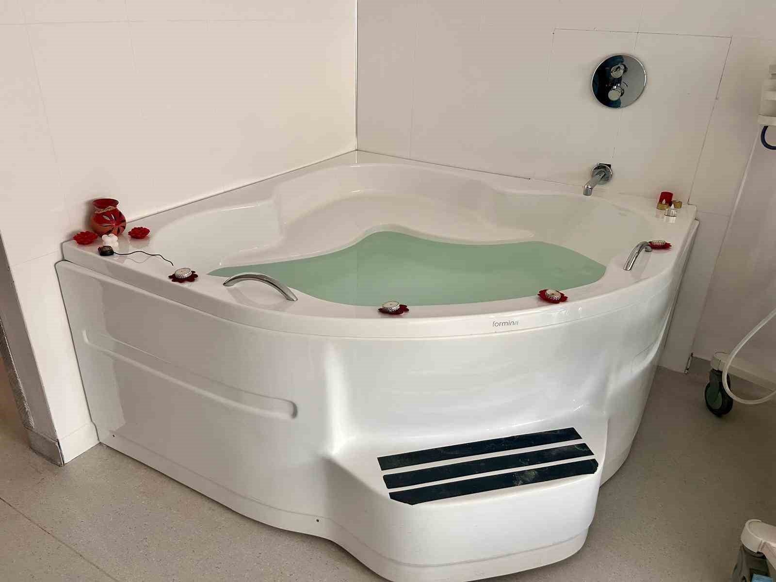 Anne adaylarından doğum ağrılarını azaltan ’suda doğum’ yöntemine büyük talep
