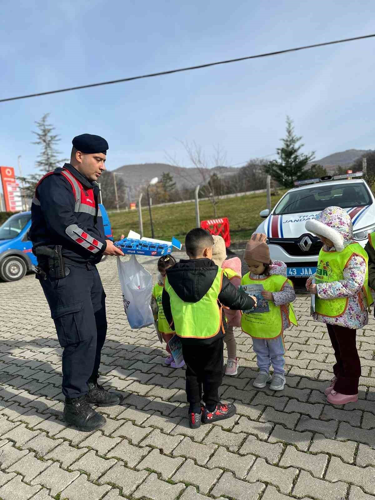 Öğrencilere temel trafik eğitimi verildi
