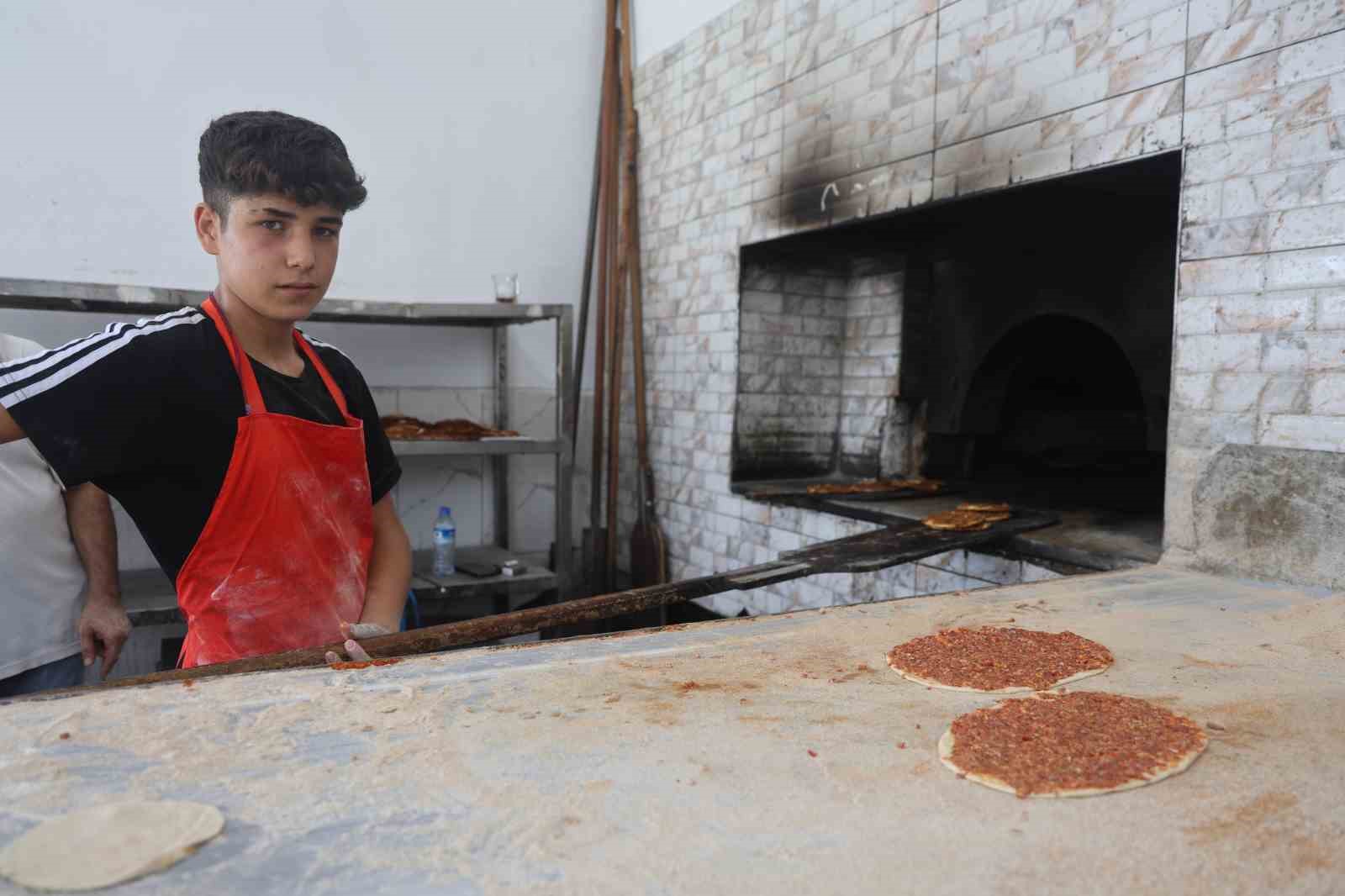 Fırında yerleri süpürerek çıraklığa başlayan 16 yaşındaki çocuk, 6 yıldır meslek öğrenmek için emek veriyor